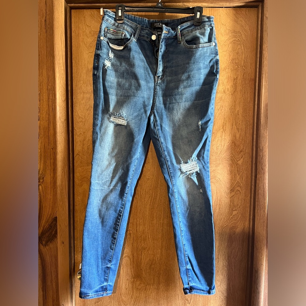 Skinny, slightly distressed, cute colorful accent on pockets.